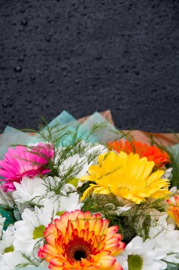 siyah bir arka plan yer kopya sarı yeşil pembe beyaz turuncu üst görünümü üzerinde gerberas buketi