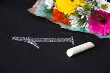 tebeşir, bir numara ve siyah bir arka plan üzerinde parlak çok renkli gerberas bir buket