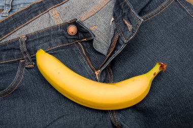 sarı muz bir fermuarlı mavi kot üst görünüm doku yatıyor