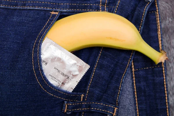 Banán Kondom Vyčnívající Zadní Kapsy Modrých Džínů Výhledem Sex — Stock fotografie