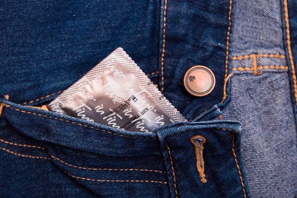 Preservativo Sobresaliendo Relámpago Azul Jeans Vista Superior Textura Sexo — Foto de Stock