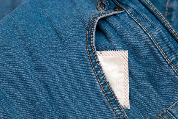 Kondom Přední Kapse Modrých Džínů Kalhoty Zobrazit Bezpečný Sex — Stock fotografie