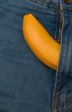 sarı muz bir fermuarlı mavi pantolon pantolon üst görünümü dışarı sopalarla