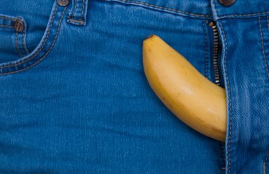 sarı muz bir fermuarlı mavi pantolon pantolon üst görünümü dışarı sopalarla