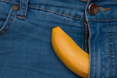 sarı muz bir fermuarlı mavi pantolon pantolon üst görünüm kopya alanı dışarı sopa