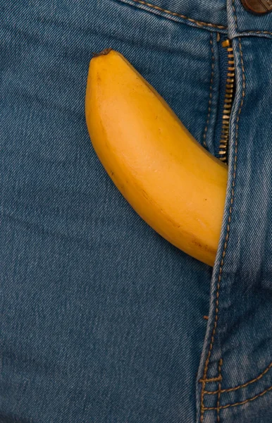 sarı muz bir fermuarlı mavi pantolon pantolon üst görünümü dışarı sopalarla