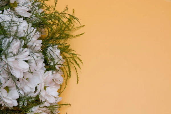 Bouquet Chrysanthèmes Blancs Sur Fond Jaune Vue Dessus Espace Copie — Photo