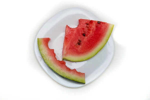 Scheiben Und Geschälte Wassermelonenschalen Auf Einem Weißen Teller Weißer Hintergrund — Stockfoto