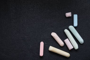 siyah kauçuk arka plan üzerinde tebeşir parçaları, kopya alanı, üst görünüm