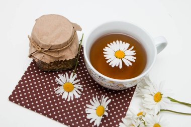 beyaz bir masa izolasyon üst görünüm yer kopya kahverengi polka noktaları ile çay can ve çay bardak natürmort