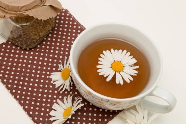 beyaz bir masa izolasyon üst görünüm yer kopya kahverengi polka noktaları ile çay can ve çay bardak natürmort