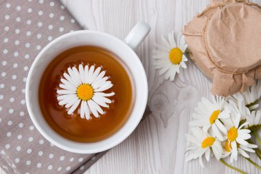 bir polka nokta kumaş çay çay ve papatya fincan dantel gri kahverengi bej fliwers olabilir