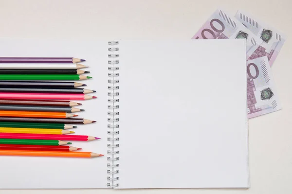 Lápis Cor Jaz Caderno Branco Com Uma Mola Folhas Legíveis — Fotografia de Stock