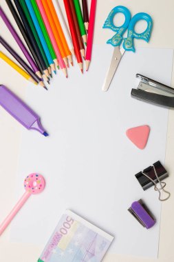 renkli kalemler, kalem, silgi, zımba, marker, para euro dolar yığını beyaz arka plan kağıt yer kopya üst görünüm geri okul için okul alışveriş