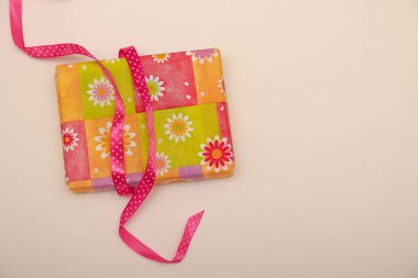 whute arka plan üst görünüm polis alanı üzerinde parlak mevcut kutu