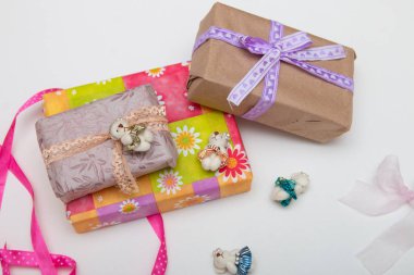 beyaz bir arka plan yer kopya üst görünüm altın kurdele kahverengi kağıt mor kurdele örgü güzel ayılar dekorasyon parlak renkli için sarılmış kutularda hediyeler