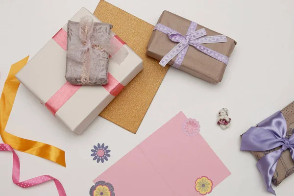 Cajas Regalos Con Cintas Brillantes Arcos Una Tarjeta Rosa Fondo —  Fotos de Stock