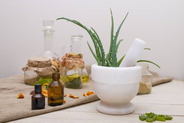 soğuk algınlığı, Hafif arka plan, ahşap masa, kopya alanı, salgılanan flocs önlenmesi için çeşitli doğal ilaçların arka planda aloe ile beyaz harç