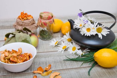 doğal tıp, meyve ve otlar mevsimlik soğuk algınlığı için, elma, limon, aloe, kavanoz bitkisel çaylar, panoları gri ahşap arka plan