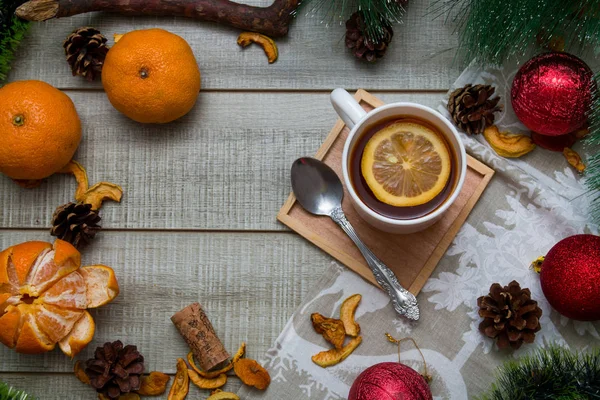 Чашка Чая Лимонным Новогодним Декором Деревянном Фоне Серый Стол Зеленая — стоковое фото