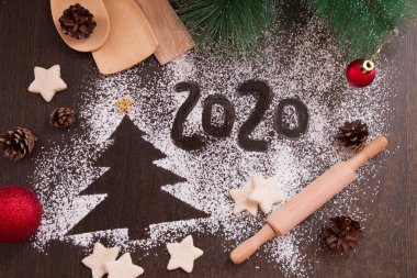 ağaç, yeni yıl 2020, un numaraları, koyu kahverengi arka plan, noel arka plan, yeni yıl, noel, tatil için kurabiye hazırlama, kopya yer, üst görünüm, koniler, noel oyuncakları, çam dalı