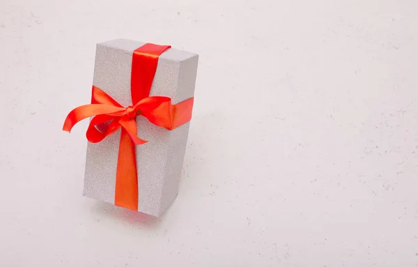 Volando Brillante Caja Regalo Sobre Fondo Blanco Con Lazo Rojo — Foto de Stock