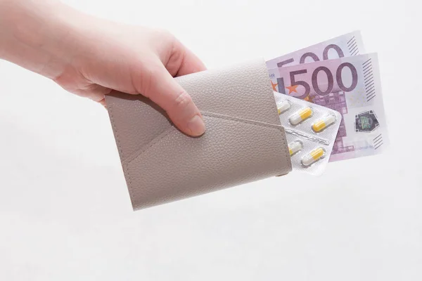Женская Рука Держит Бумажник Желтыми Капсулами Таблетки Евро Банкноты Белый — стоковое фото