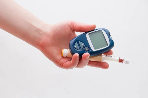 여성의 파란색 글루코메터와 당뇨병 인슐린 펜을위한 주사기를 보유하고 — 스톡 사진