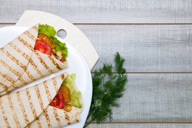 İki chiken rulo beyaz bir tabak üst görünüm yer kopyası