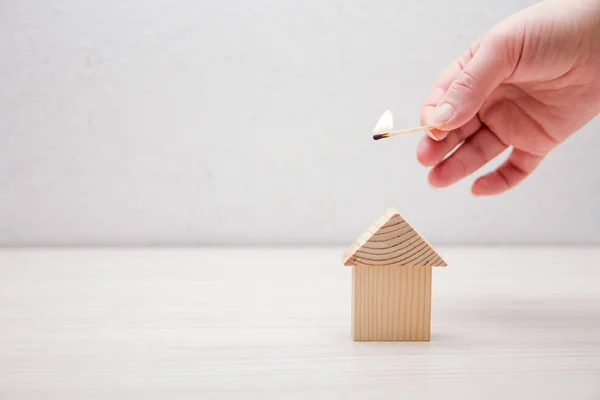 Hand Houdt Een Brandende Lucifer Een Houten Speelgoed Een Witte — Stockfoto