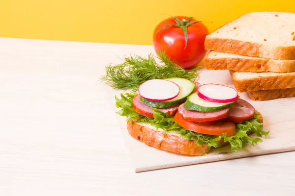 Sandwich Légumes Saucisses Diététiques Sur Table Fond Jaune Pain Légumes — Photo
