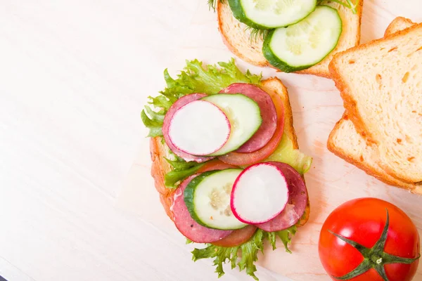 Sandwich Légumes Saucisses Diététiques Sur Une Planche Découper Bois Une — Photo