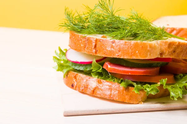 Gros Sandwich Légumes Saucisses Diététiques Sur Une Planche Découper Bois — Photo