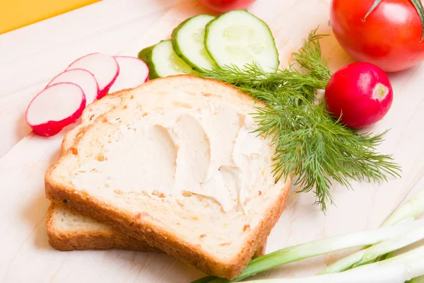 木のテーブルの上にフムス ディルを散りばめたパン ビーガンサンドイッチのための成分 健康的でおいしい朝食のコンセプト — ストック写真