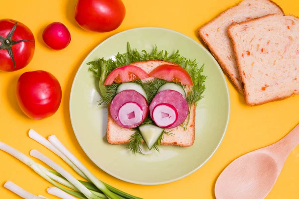 Panino Carino Piatto Verde Verdure Pane Sfondo Giallo Vista Dall — Foto Stock