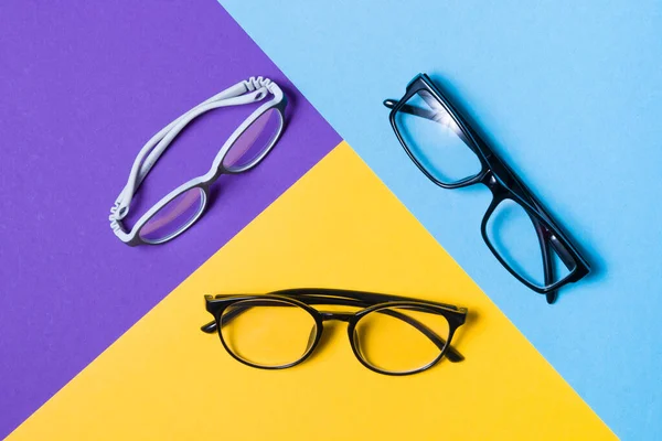 Renkli Arkaplanda Birkaç Çift Gözlük Yetişkinler Çocuklar Için Gözlük Üst — Stok fotoğraf