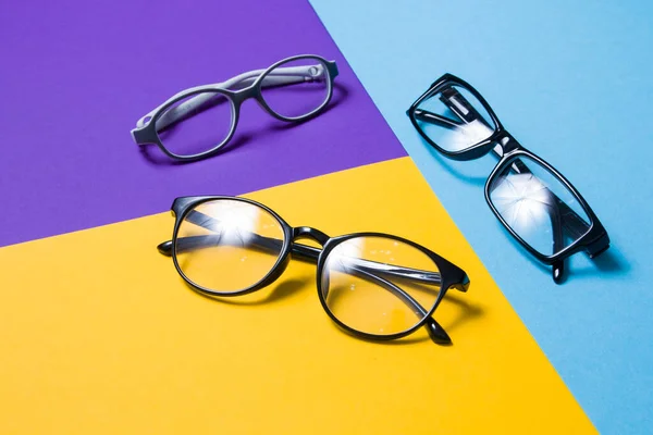 Kilka Par Okularów Leży Kolorowym Tle Okulary Dla Dorosłych Dzieci — Zdjęcie stockowe