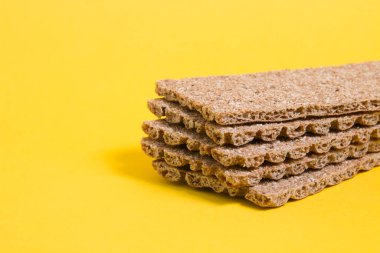 Sarı arkaplanda çavdar ekmeği cipsleri kopyalama alanı