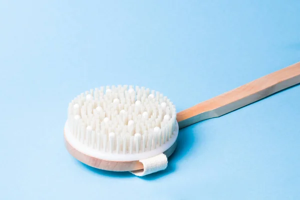 Brosse Bois Pour Massage Corporel Sec Sur Fond Bleu Clair — Photo