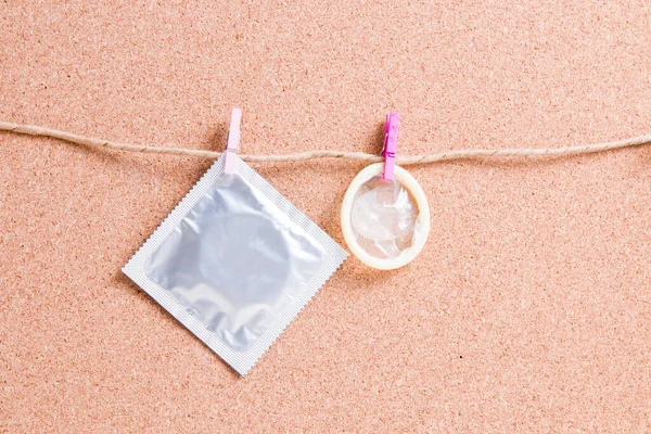 Preservativo Embalaje Cuelgan Pequeños Pinzas Madera Hilo Papel Sobre Fondo — Foto de Stock