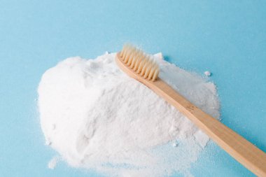 Mavi arka planda bir yığın soda üzerine bambu diş fırçası. Fotokopi, diş fırçası, gazoz konsepti, sıfır atık yaşam tarzı konsepti.