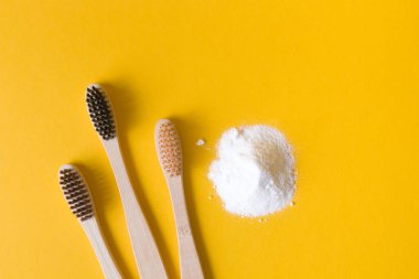 Bir sürü bambu diş fırçası ve sarı arka planda bir sürü soda. Üst görünüm fotokopi, diş fırçalama, kuru konsept, sıfır atık yaşam tarzı konsepti.