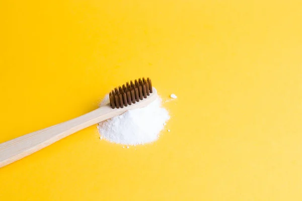 Escova Dentes Bambu Pilha Refrigerante Fundo Amarelo Lugar Cópia Escovação — Fotografia de Stock