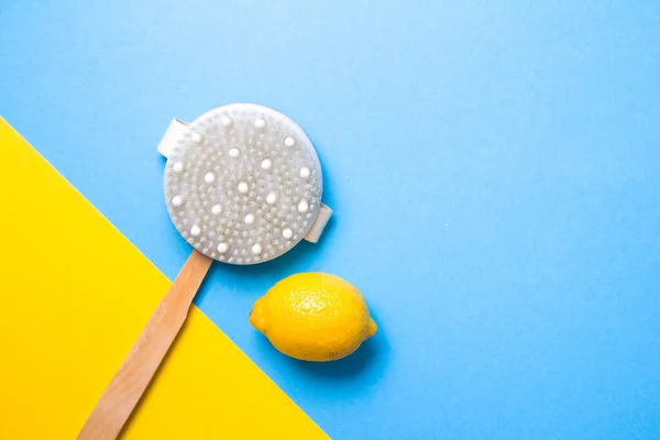 Escova Madeira Com Pilha Cacto Natural Limão Fundo Amarelo Azul — Fotografia de Stock