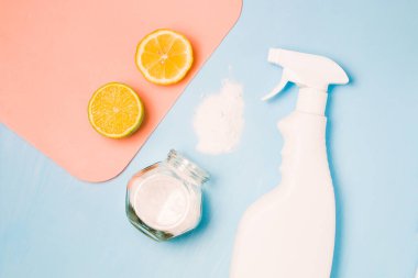 Etiketsiz beyaz bir şişe sprey, yarım limon ve limon, serpilmiş soda ve cam bir şişe soda, zehirli olmayan çevre dostu ev temizleme ürünleri, sıfır atık yaşam tarzı