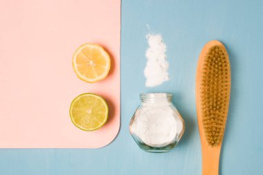 limon, kireç, serpilmiş soda, bir kavanoz soda ve mavi arka planda temizlik için ahşap fırça, toksik olmayan çevre dostu ev temizleme ürünleri, sıfır atık yaşam tarzı, üst görünüm kopyalama alanı