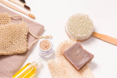 Sıfır atık banyo aksesuarları beyaz arka planda hijyen için çevre dostu set, vücut bakımı ve ağız boşluğu için doğal malzemelerden banyo ürünleri, kendi kendini yetiştirmiş kozmtekikler.