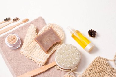 Beyaz arka planda çevre dostu hijyen, vücut bakımı ve ağız boşluğu için doğal malzemelerden yapılmış banyo ürünleri, sıfır atık yaşam tarzı konsepti.