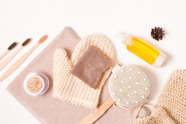 Beyaz arka planda çevre dostu hijyen seti, vücut bakımı ve ağız boşluğu için doğal malzemelerden yapılmış banyo ürünleri, üst görünüm kopya alanı