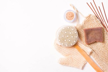 Selülitlere karşı masaj için spa salonu, fırça ve eldiven, tütsü çubukları, sabun ve doğal vücut fırçası beyaz arka plan, üst görünüm, kopyalama alanı